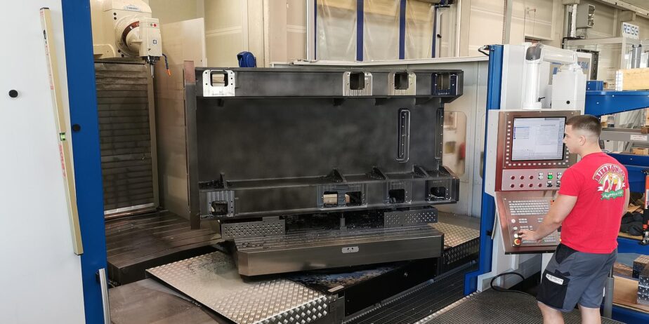 REISCH-Maschinenbau_Gross-Fraesen_Schweisskonstruktion_schwer_gross_5-seiten-Bearbeitung